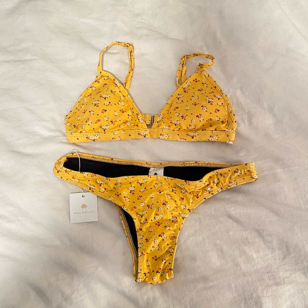 NWOTs Amabikinis Daisy Print Tri Top, size medium!